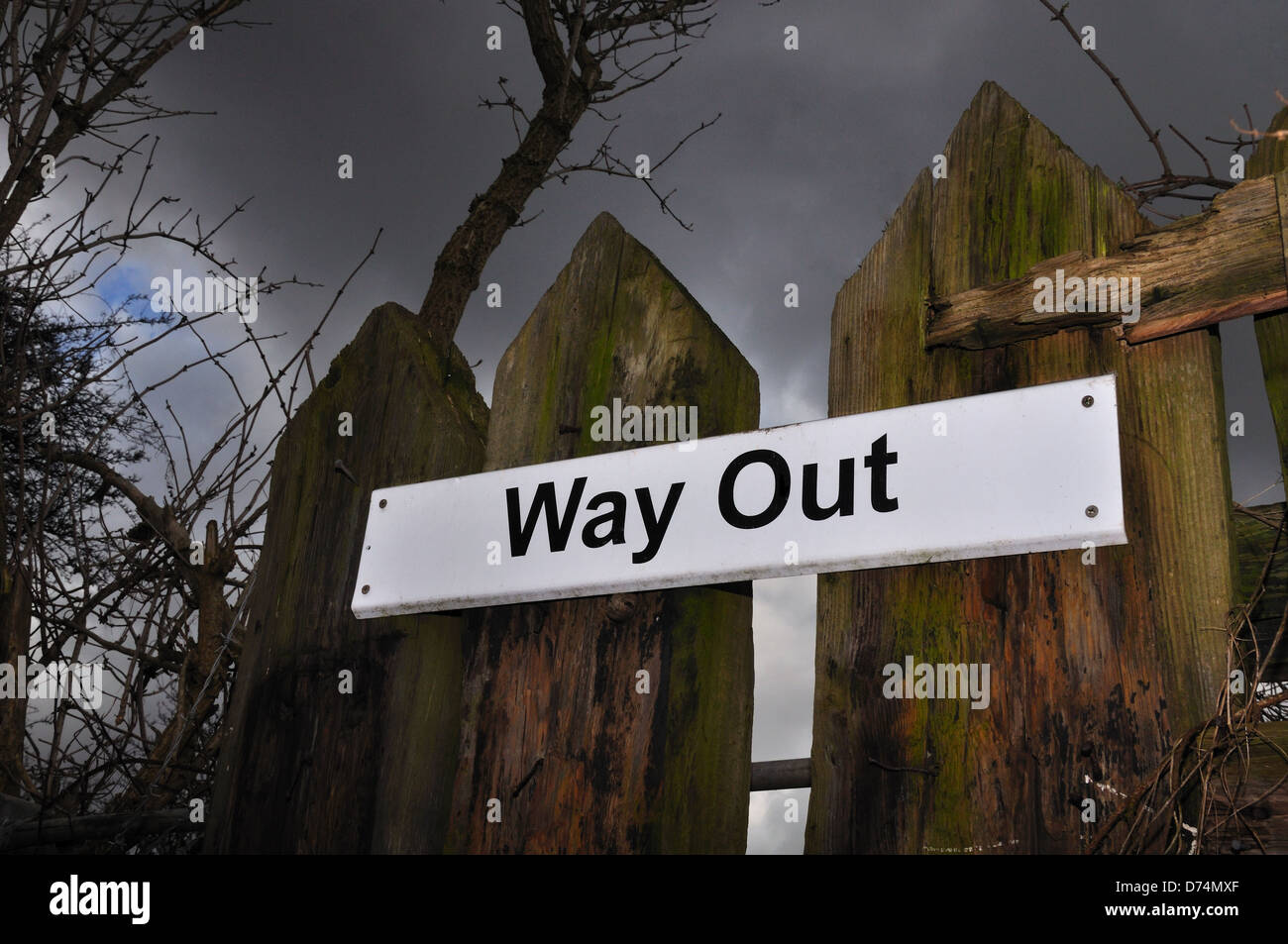 Way Out Zeichen vor dunklen Himmelshintergrund Stockfoto