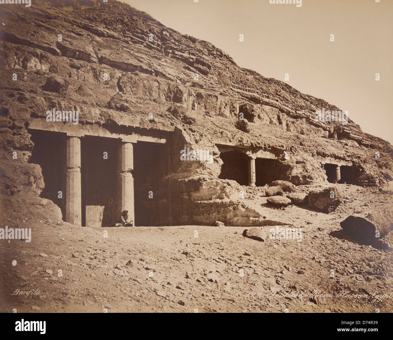 Die Grottes de Beni-Hassan in Ägypten sind berühmt für ihre Gräber und Felsenarchitektur aus dem Mittleren Königreich des alten Ägypten. Das Foto hebt die historische und archäologische Bedeutung der Stätte hervor. Stockfoto