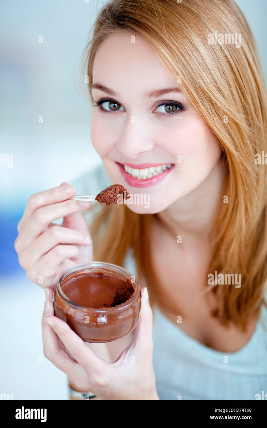 Frau, Essen eine Mousse au Chocolat. Stockfoto