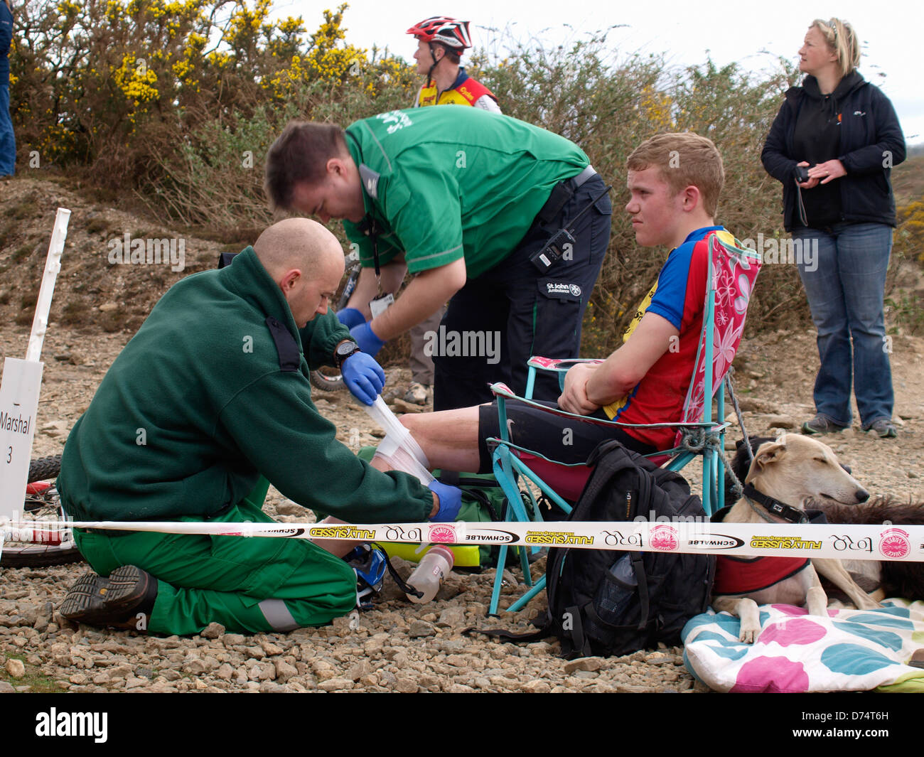 Fahrer, die medizinische Behandlung, britische Cross Country Mountain Bike Serie Runde 2, Wheal Maid Tal, Cornwall, UK 2013 Stockfoto