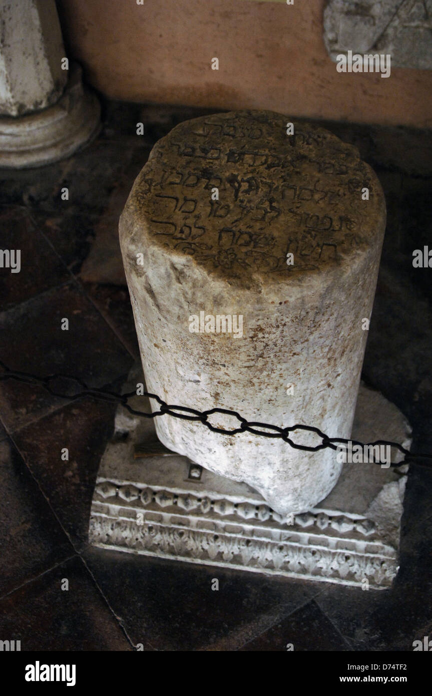 Basilika St. Johannes im Lateran. Fragment einer Spalte mit Grabbeigaben Inschrift in Hebräisch von Abramo Roccas (d.1587). Rom. Stockfoto
