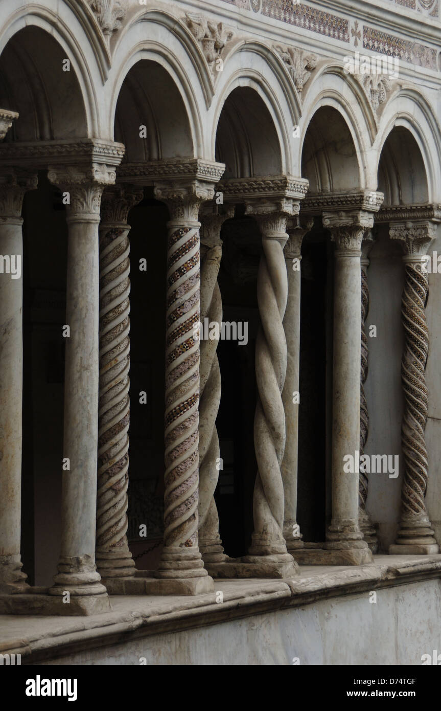 Basilika St. Johannes im Lateran. Detail des Kreuzgangs, in Cosmatesque Stil Arbeit von Vassalletto Familie. Rom. Italien. Stockfoto