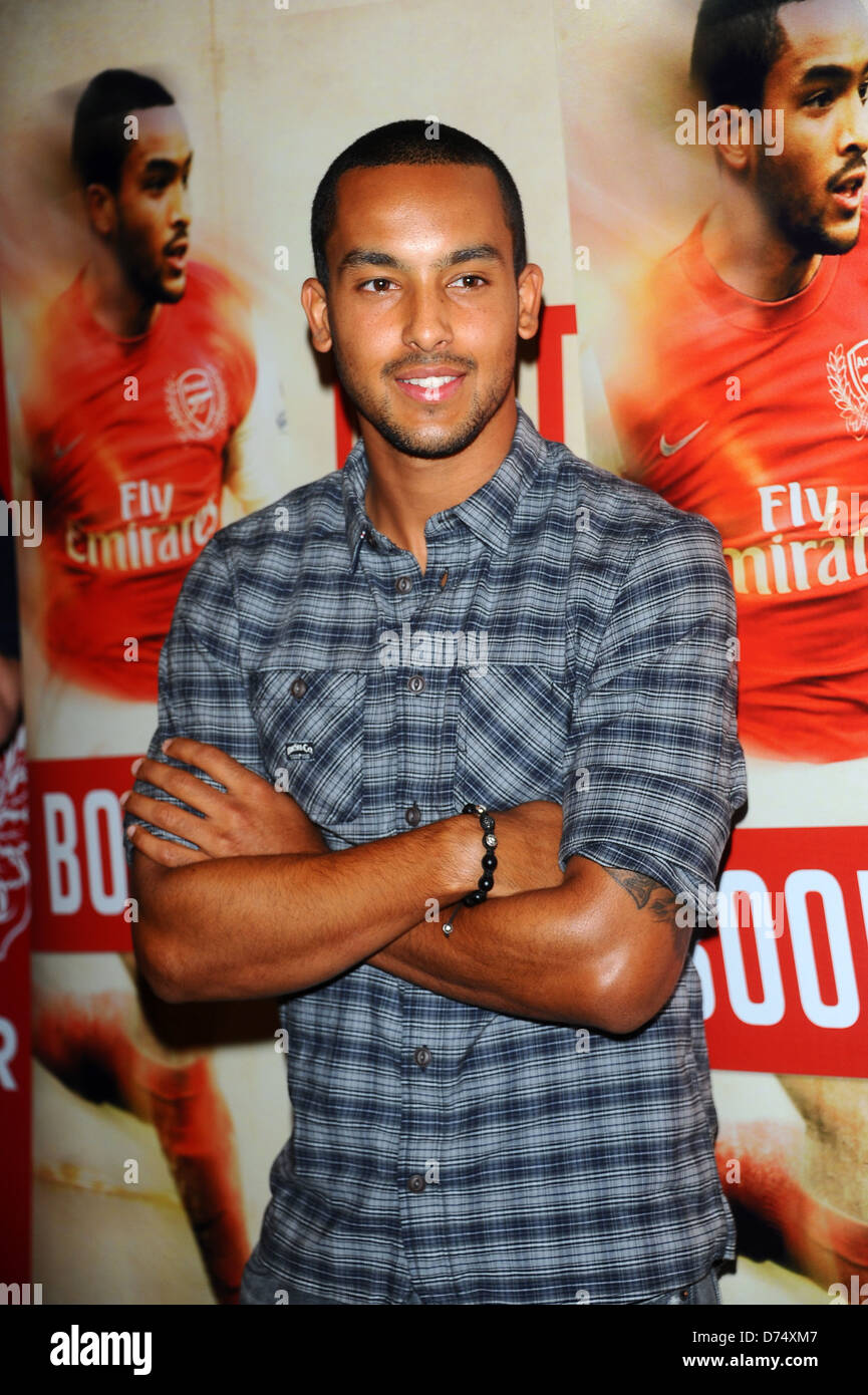 Theo Walcott besucht eine Signierstunde für seine Autobiographie "Theo: wachsen Sie schnell" statt im Emirates Stadium, Ashburton Grove Stockfoto