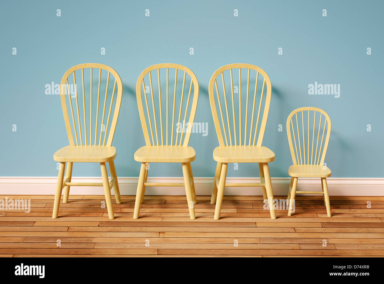Drei große Stühle und ein kleiner Stuhl in einem leeren Raum Stockfoto