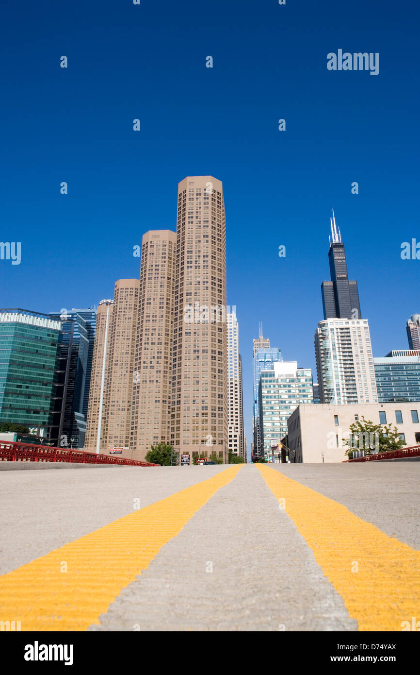 DOPPELTE GELBE LINIEN AUF DER VAN BUREN STREET CHICAGO SKYLINE ILLINOIS USA Stockfoto