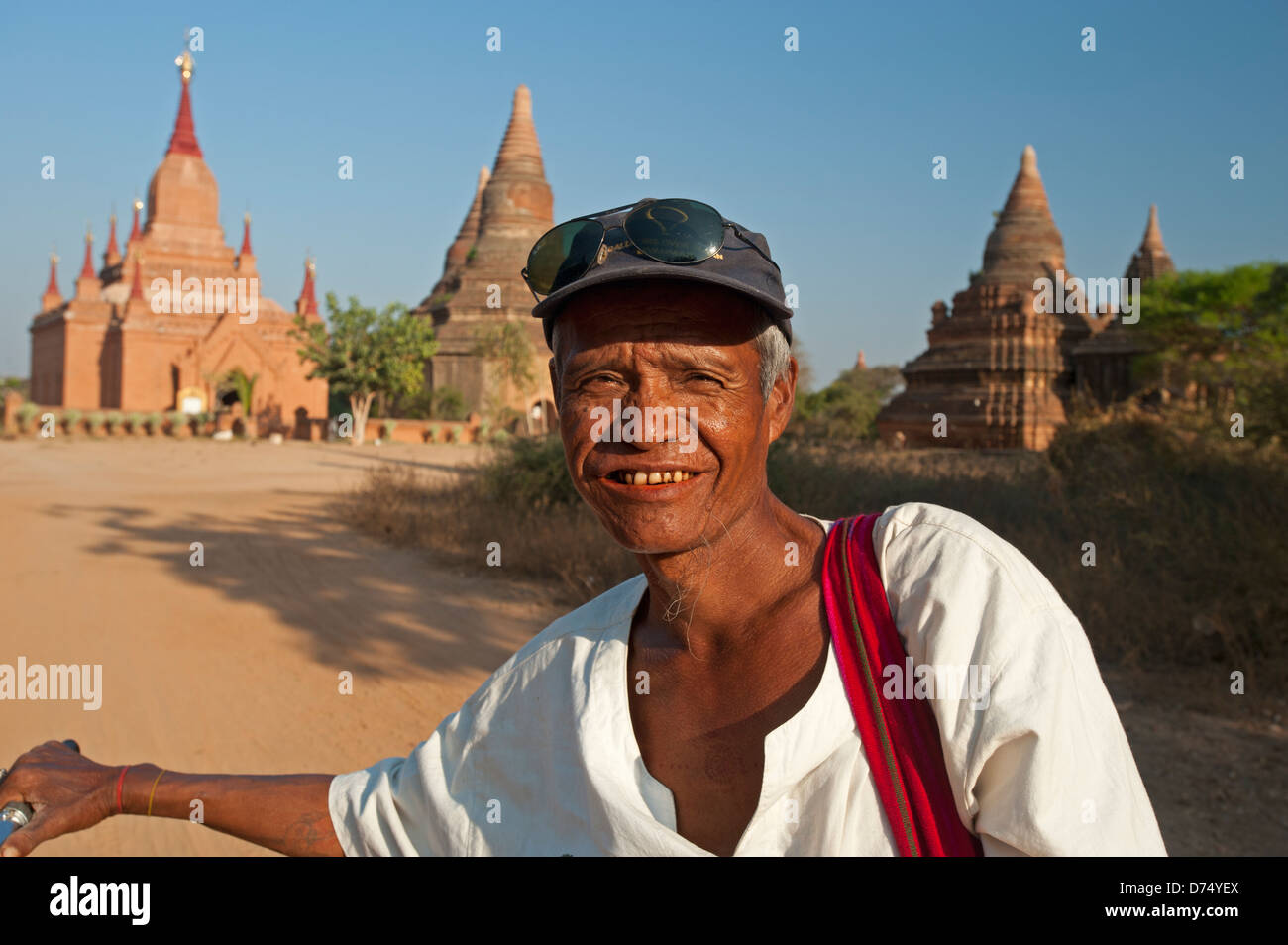 Portrait Mann der alten Burmesen mit Tempel von Bagan in Myanmar (Burma) Hintergrund Stockfoto