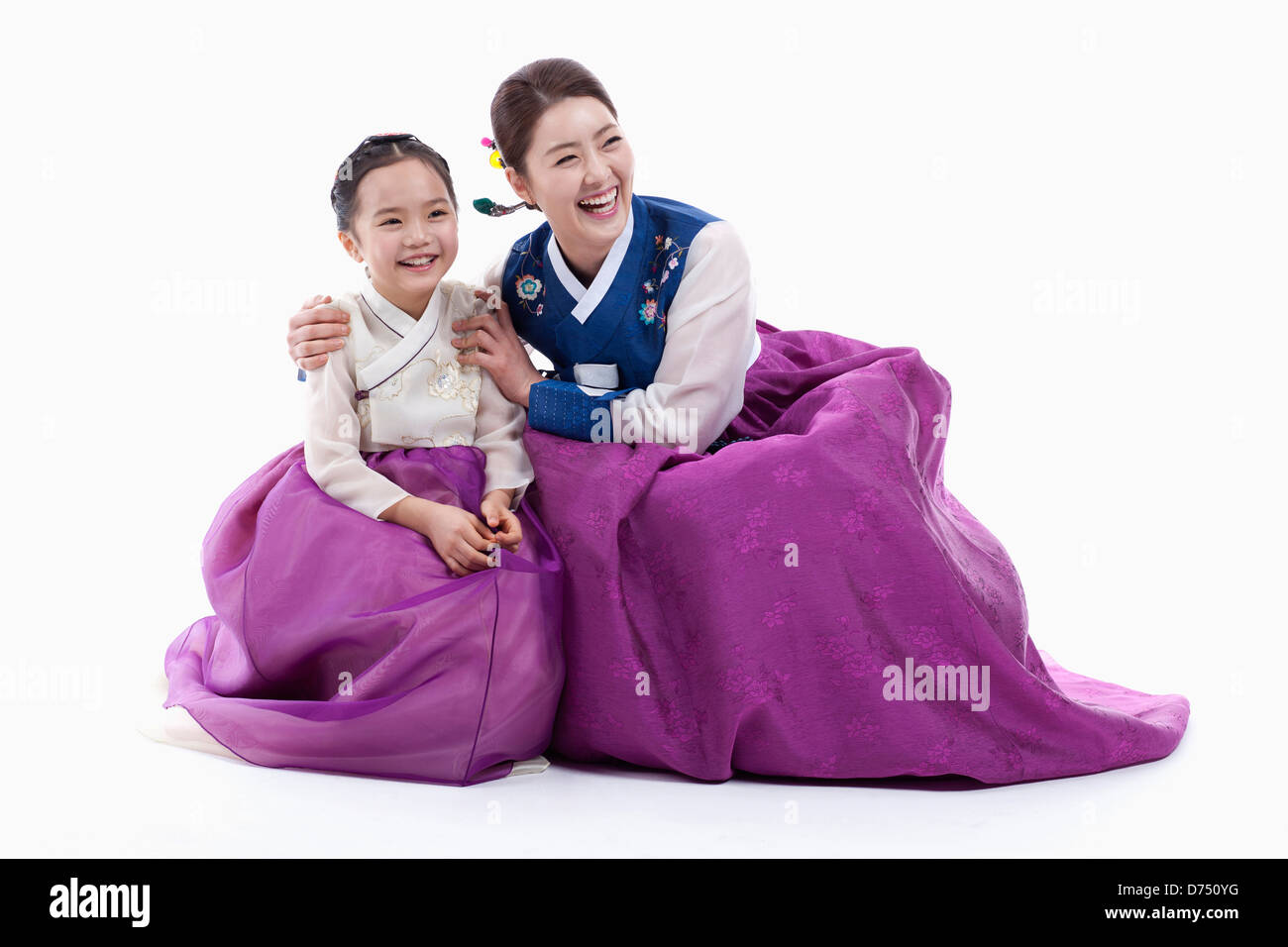 Mutter und Tochter im koreanischen Tracht auf dem Boden sitzend Stockfoto