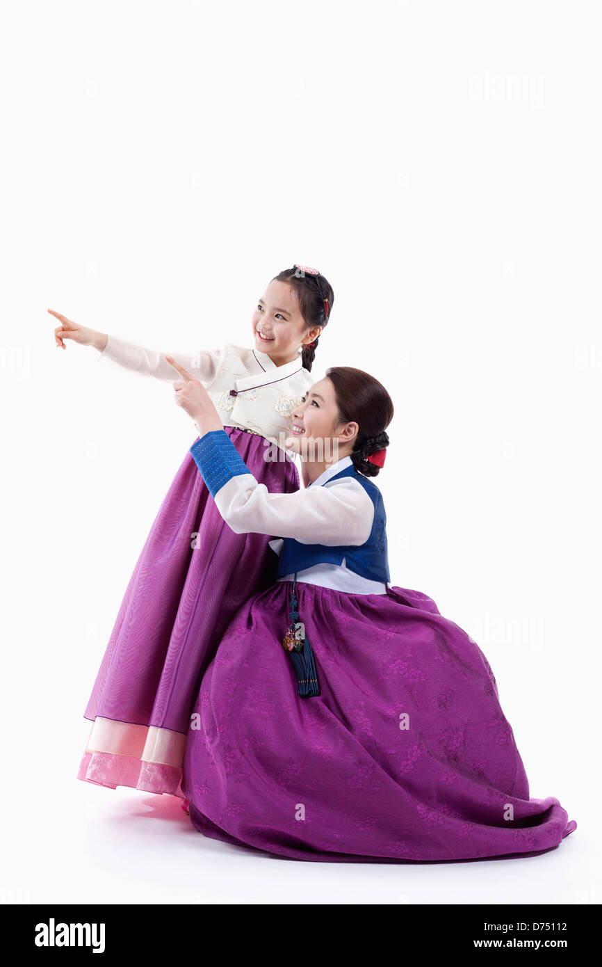 Mutter, neben einer Tochter in koreanischen Tracht sitzen Stockfoto