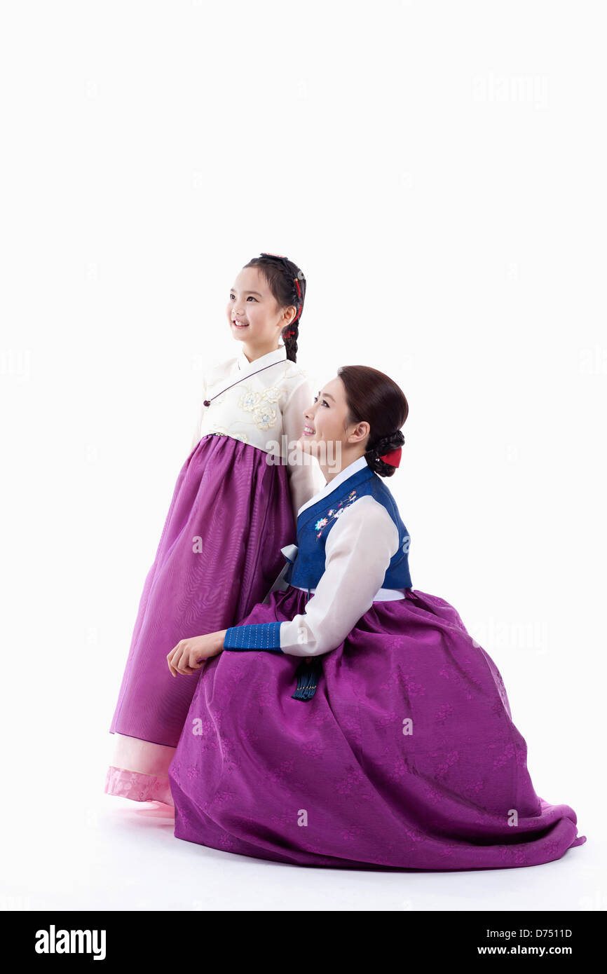 Mutter, neben einer Tochter in koreanischen Tracht sitzen Stockfoto