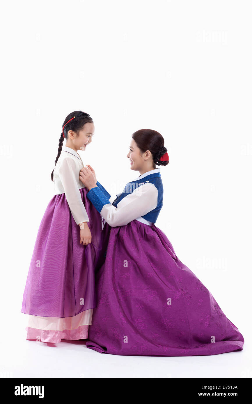 Mutter im koreanischen Tracht Befestigung Tochter Kostüm Stockfoto