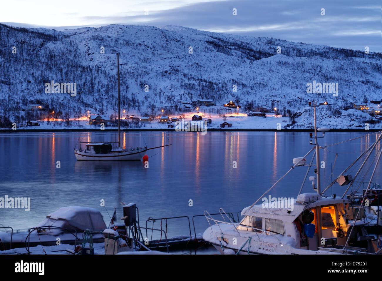 Blaue Stunde in Kvaløyvågen, einem Fischerdorf in der Nähe von Tromsø, in norwegischen Fjorden. Stockfoto