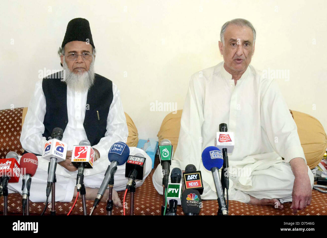 Jamhoori Watan Parteipräsident, Talal Ahmed Bugti zusammen mit Jamat-e-Islami (JI) Amier, Syed Munawar Hassan Adresse Medien Personen während der Pressekonferenz am Montag, 29. April 2013 Bugti House in Quetta. Stockfoto