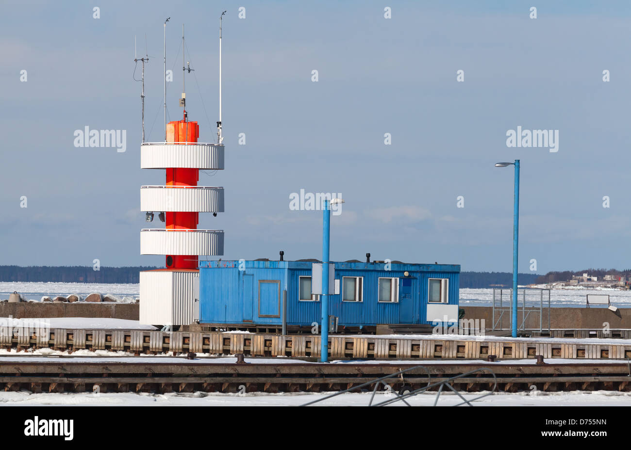 Leuchtturm in Pirita Yachthafen im Winter. Tallinn, Estland Stockfoto