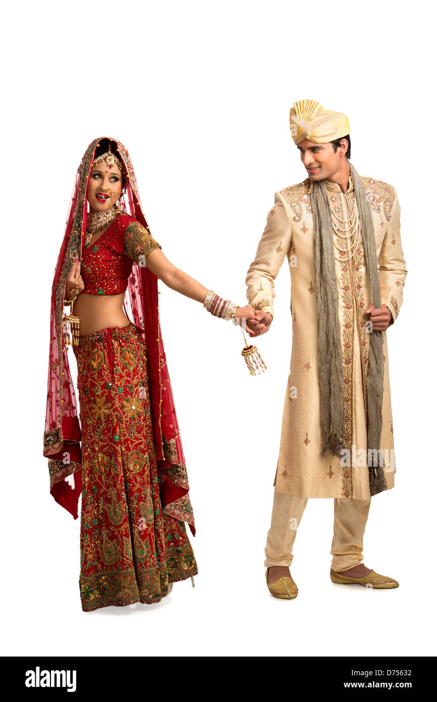 Lächelnd, indische frisch vermählte Paar posieren Stockfoto