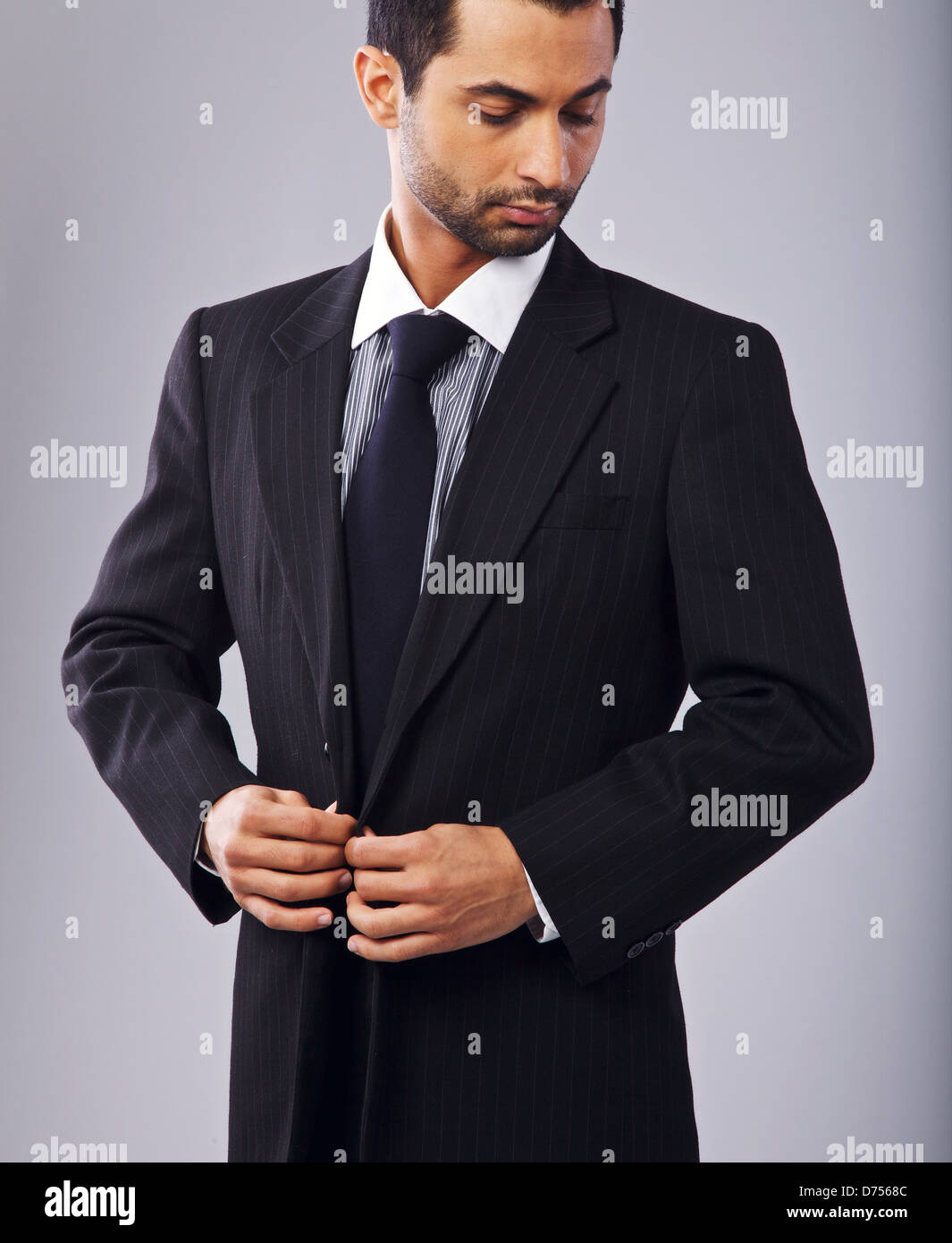Porträt eines stilvollen Geschäftsmann knöpfte seinen Anzug Stockfoto