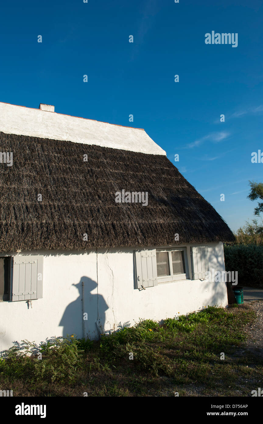 Dach eines typischen Wächter-Hauses in der Camargue mit Cowboy-Schatten Stockfoto