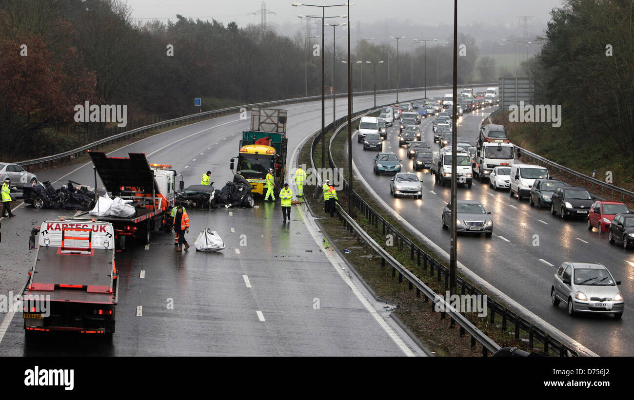 12.03.2012. Watford, Großbritannien Einer Kollision auf der Autobahn M1 zwischen zwei schwarzen BMW auf der southbound Fahrbahn zwischen j. 4 und J.5 Stockfoto