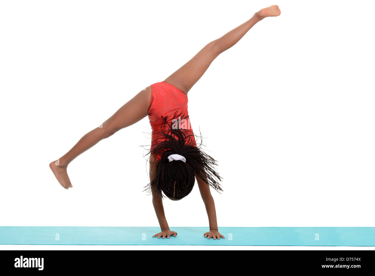 Junge schwarze Mädchen tun Gymnastik Wagenrad Bewegungsunschärfe Stockfoto