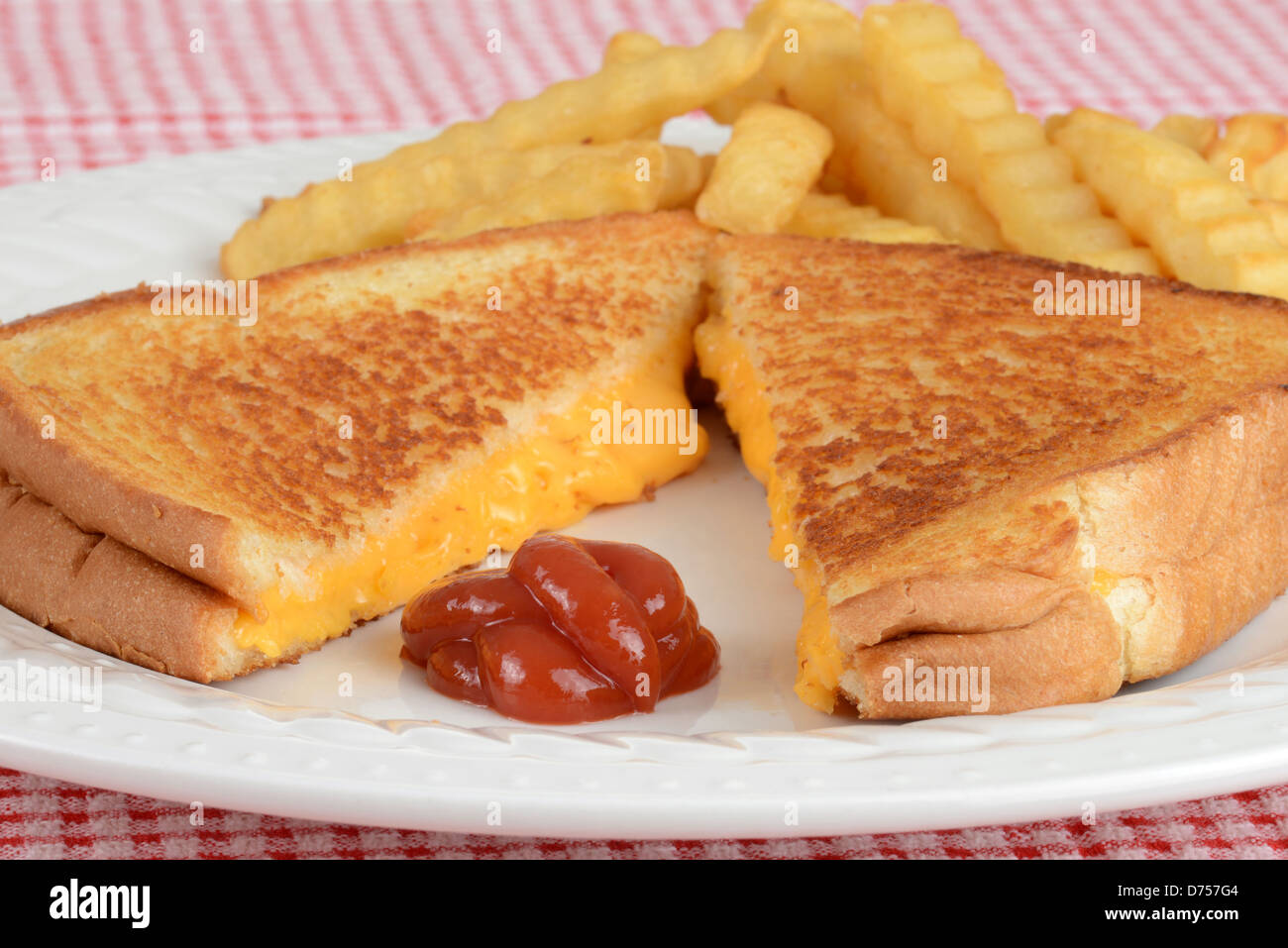 Closeup gegrillter Käse mit Ketchup Fokus auf ketchup Stockfoto