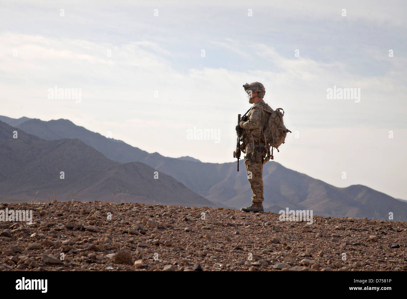 Eine US Soldat wacht während Betrieb Kalifornien, feindlichen Aufständischen aus dem Dorf Loy Mandah 28. April 2013 in Kajaki District, Provinz Helmand, Afghanistan zu löschen. Stockfoto