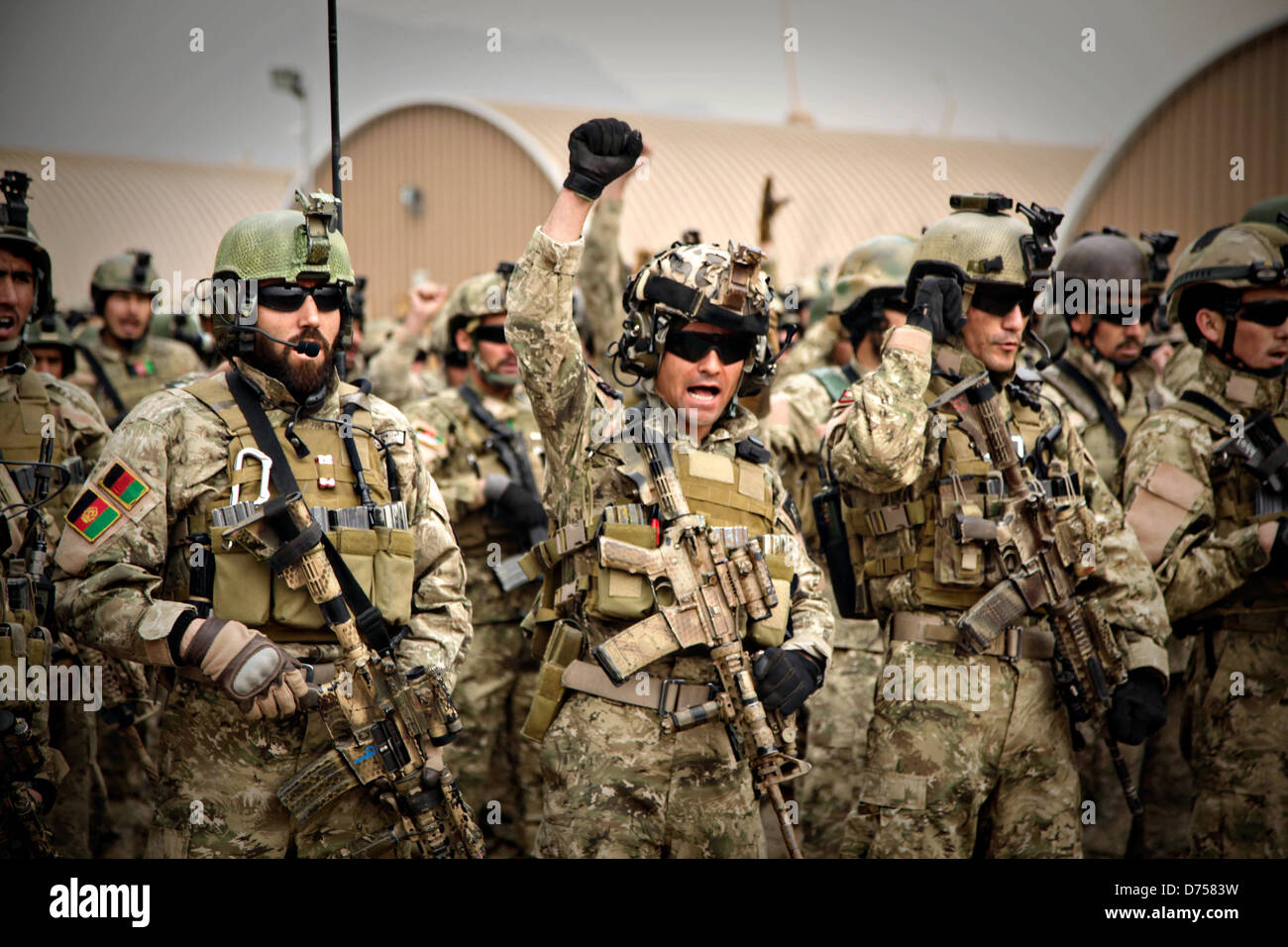 Afghanischen Special Operations Soldaten singen während einer Zeremonie vor dem Einsatz auf dem Schlachtfeld 13. Februar 2013 in Kabul, Afghanistan. Stockfoto