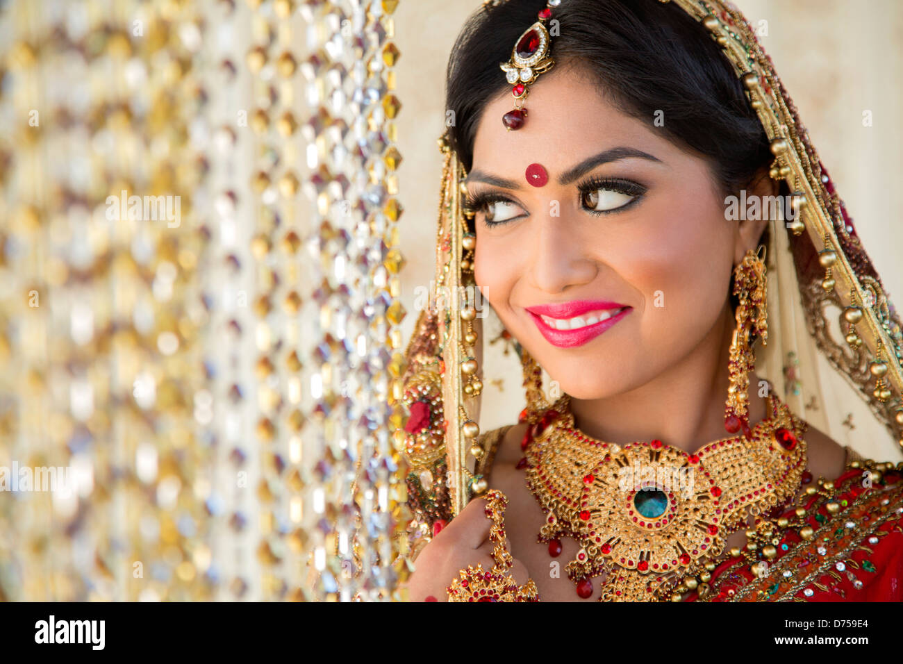 Schöne indische Braut in traditionellen Brautkleid Stockfoto