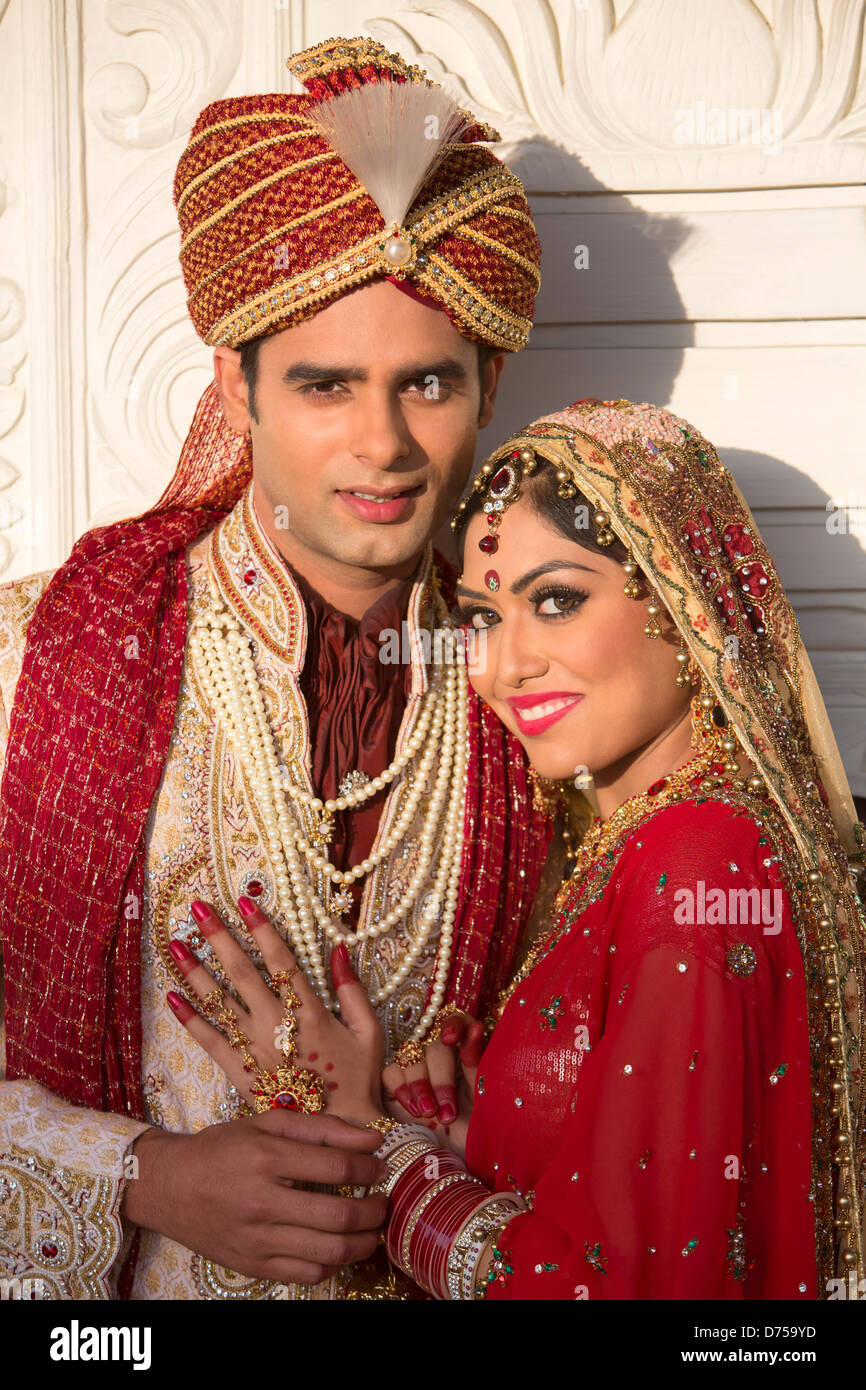 Indische Braut und Bräutigam in traditionellen Brautkleid Stockfotografie -  Alamy