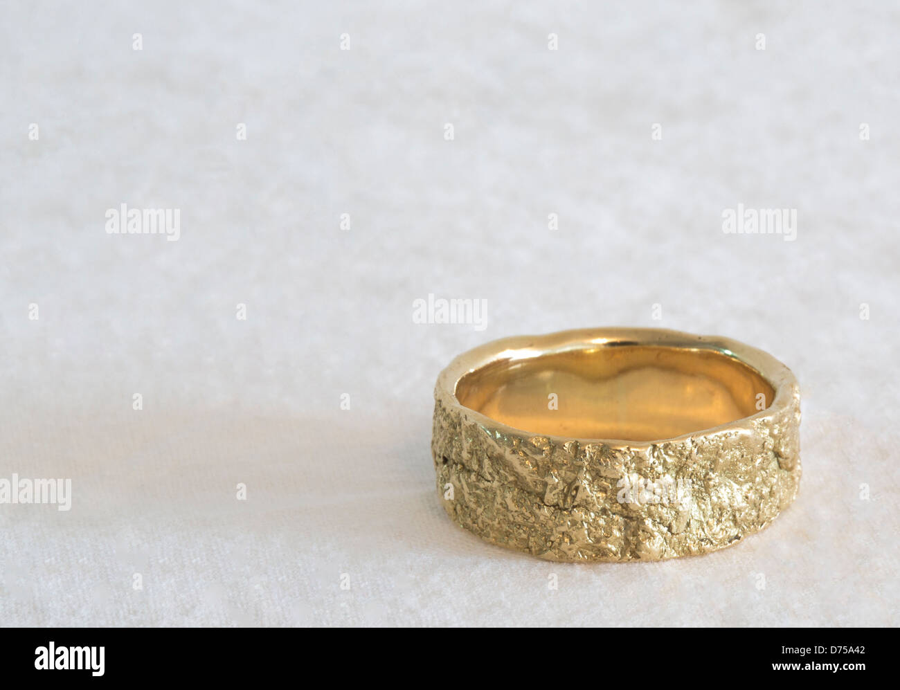 Mein eigenes original handgemachte goldenen Ehering. Stockfoto