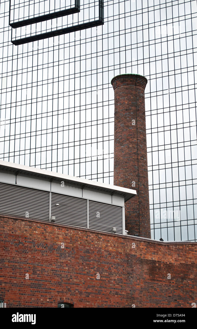 Alt und neu, Fabrikschornsteinen und Glasbau, Birmingham, UK Stockfoto