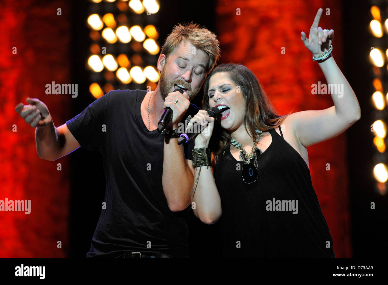 Charles Kelley, Hillary Scott Lady Antebellum führt live im Konzert an Land Donner Twin Lakes, Wisconsin - 21.07.11 Stockfoto