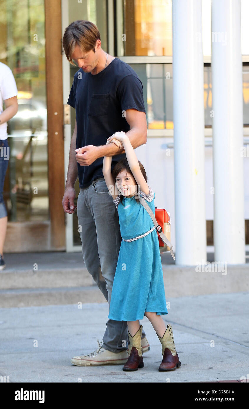 Alexander Skarsgard Spielt Mit Einer Jungen Schauspielerin Auf Dem Film Set Was Maisie Wusste Dreharbeiten In Manhattan New York City Usa Stockfotografie Alamy