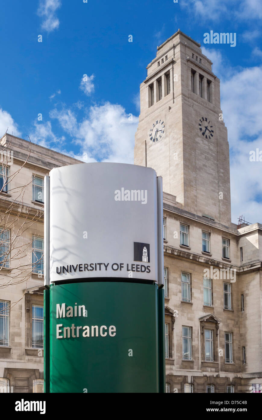 Melden Sie sich vor dem Haupteingang an der University of Leeds Campus, Parkinson Building, Leeds, West Yorkshire, Großbritannien Stockfoto