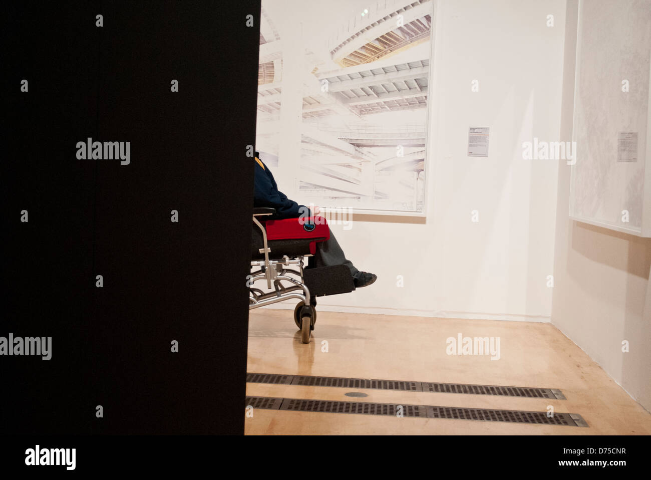 Behinderten Menschen in einer Galerie, Birmingham Museum and Art Gallery, Birmingham, UK Stockfoto