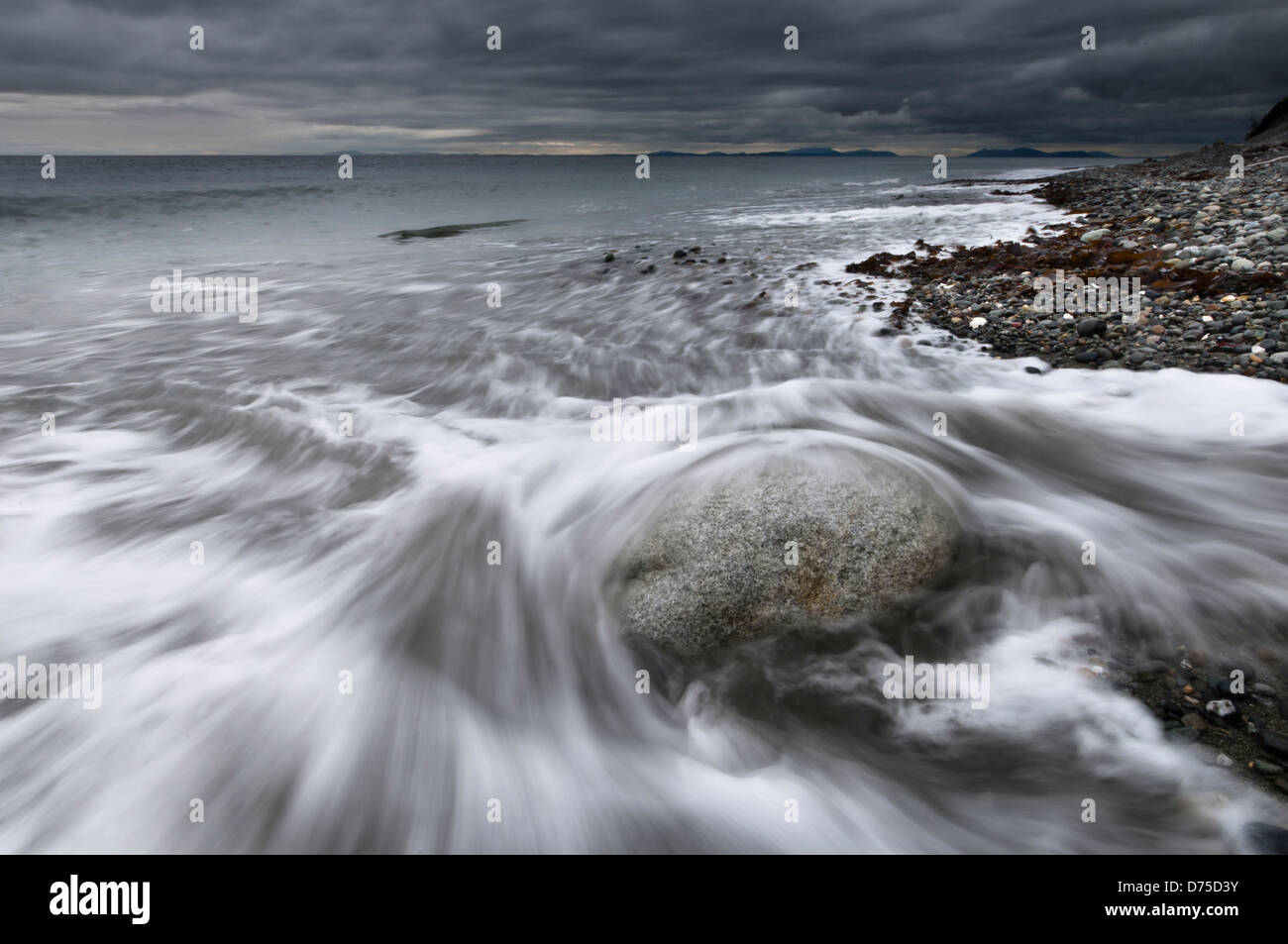 Wellen angespült am Strand im Fort Ebey State Park, Whidbey Island, Washington, USA Stockfoto