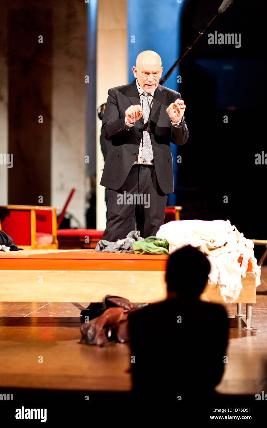 John Malkovich Schauspieler Regisseur während der Probe Les Liaisons Dangereuses Theatre de l ' Atelier in Paris Dezember 2011. Stockfoto