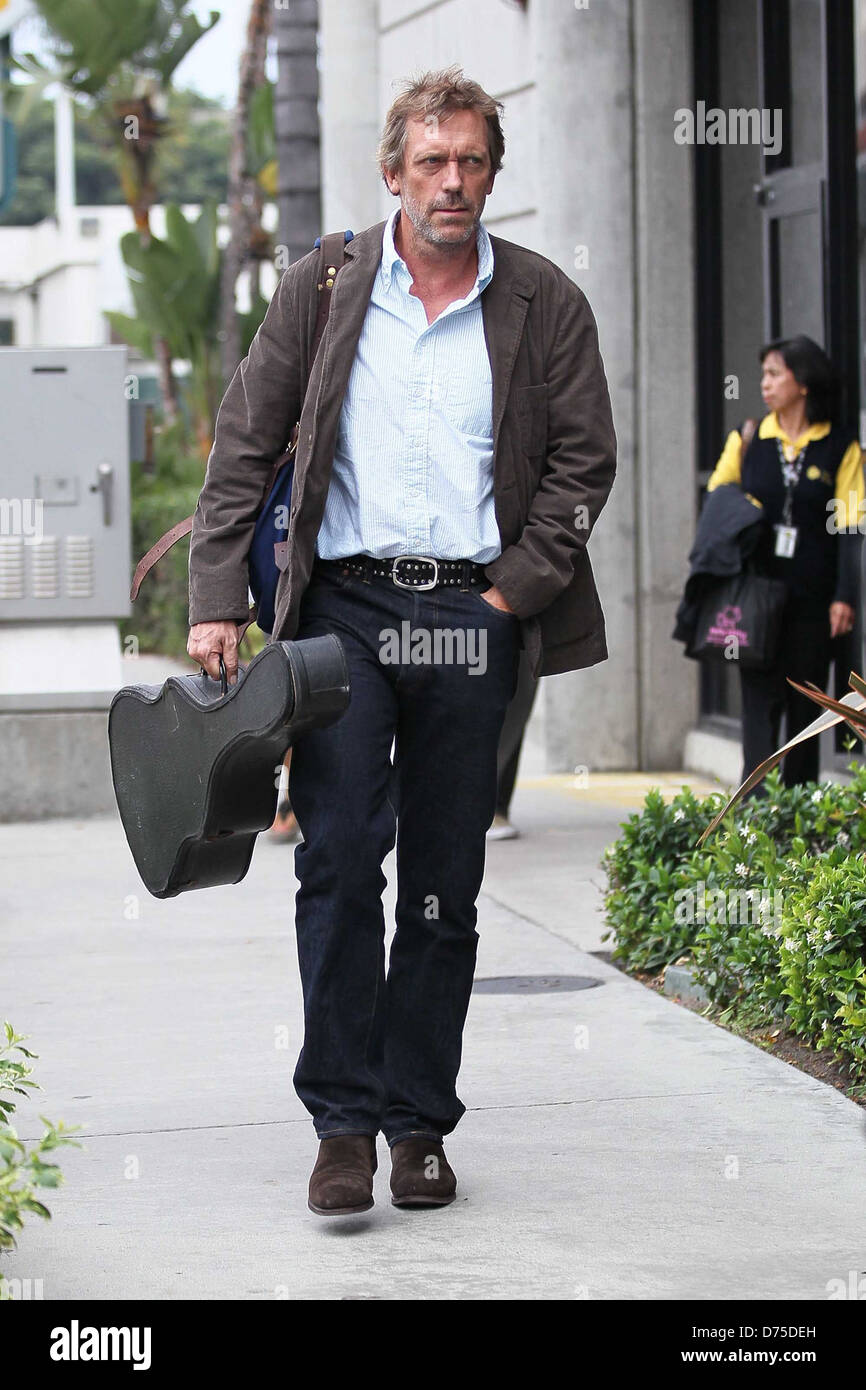 Hugh Laurie Mit Seiner Gitarre Wie Er Am Lax Flughafen Auf Einem Flug Von London Los Angeles Kalifornien 07 11 Ankommt Stockfotografie Alamy