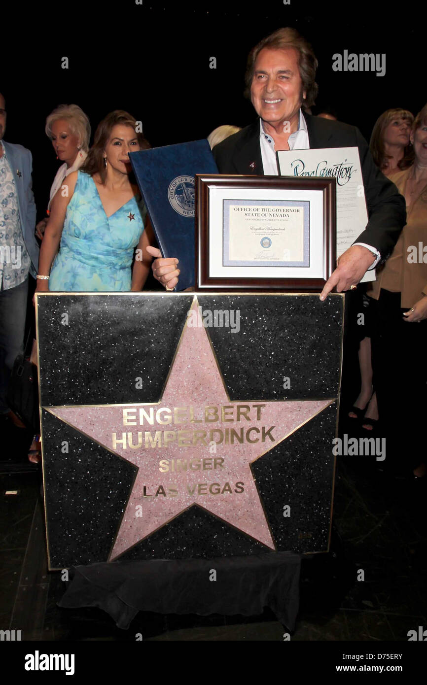 Engelbert Humperdinck Sänger geehrt mit einem Promi-Stern auf der "Las Vegas Walk Of Stars", im Paris Las Vegas Hotel statt Stockfoto