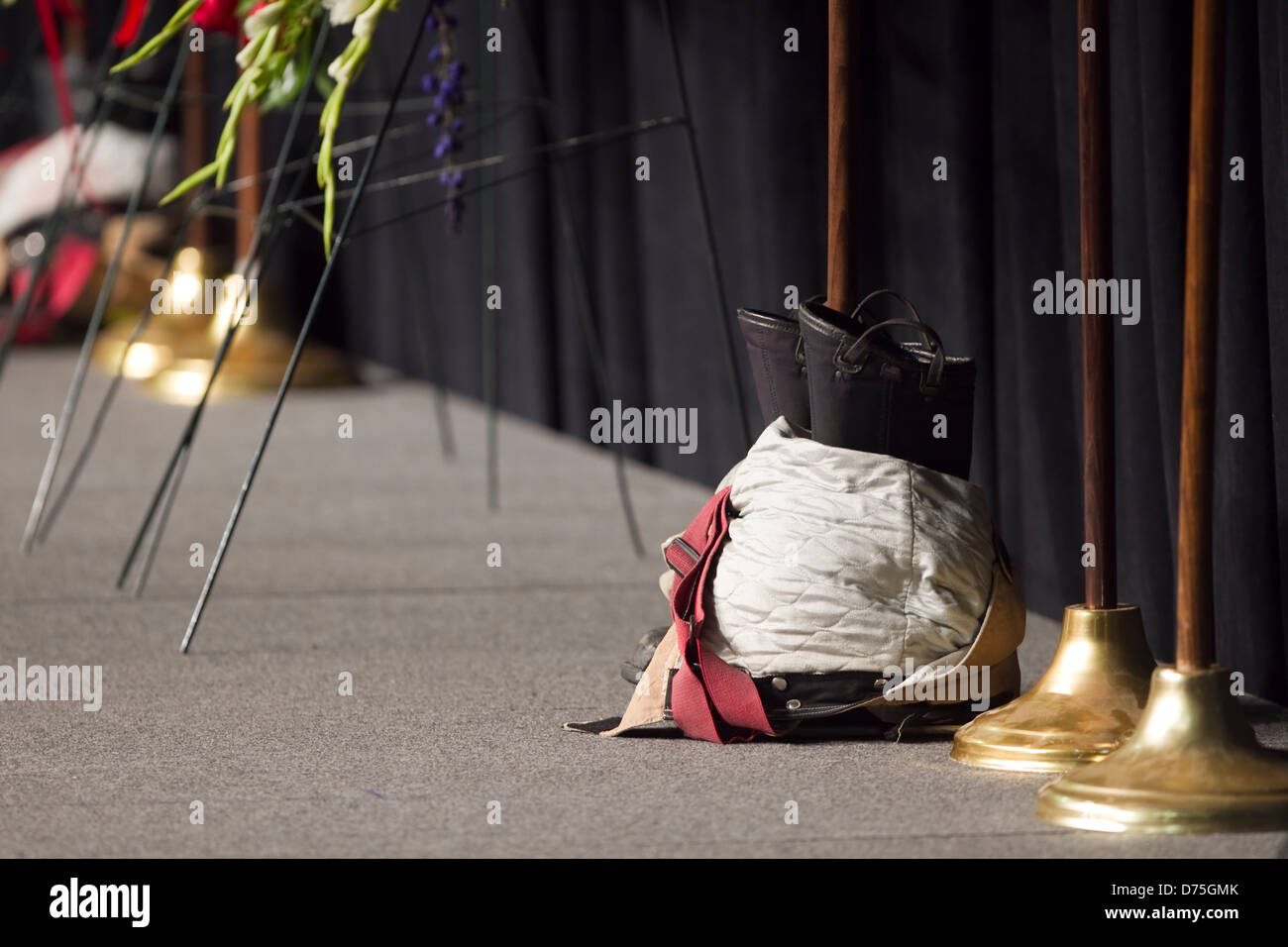 Feuerwehr Stiefel platziert auf der Bühne während der Trauerfeier für diejenigen, die ums Leben kämpfen Feuer im Westen, Texas Stockfoto