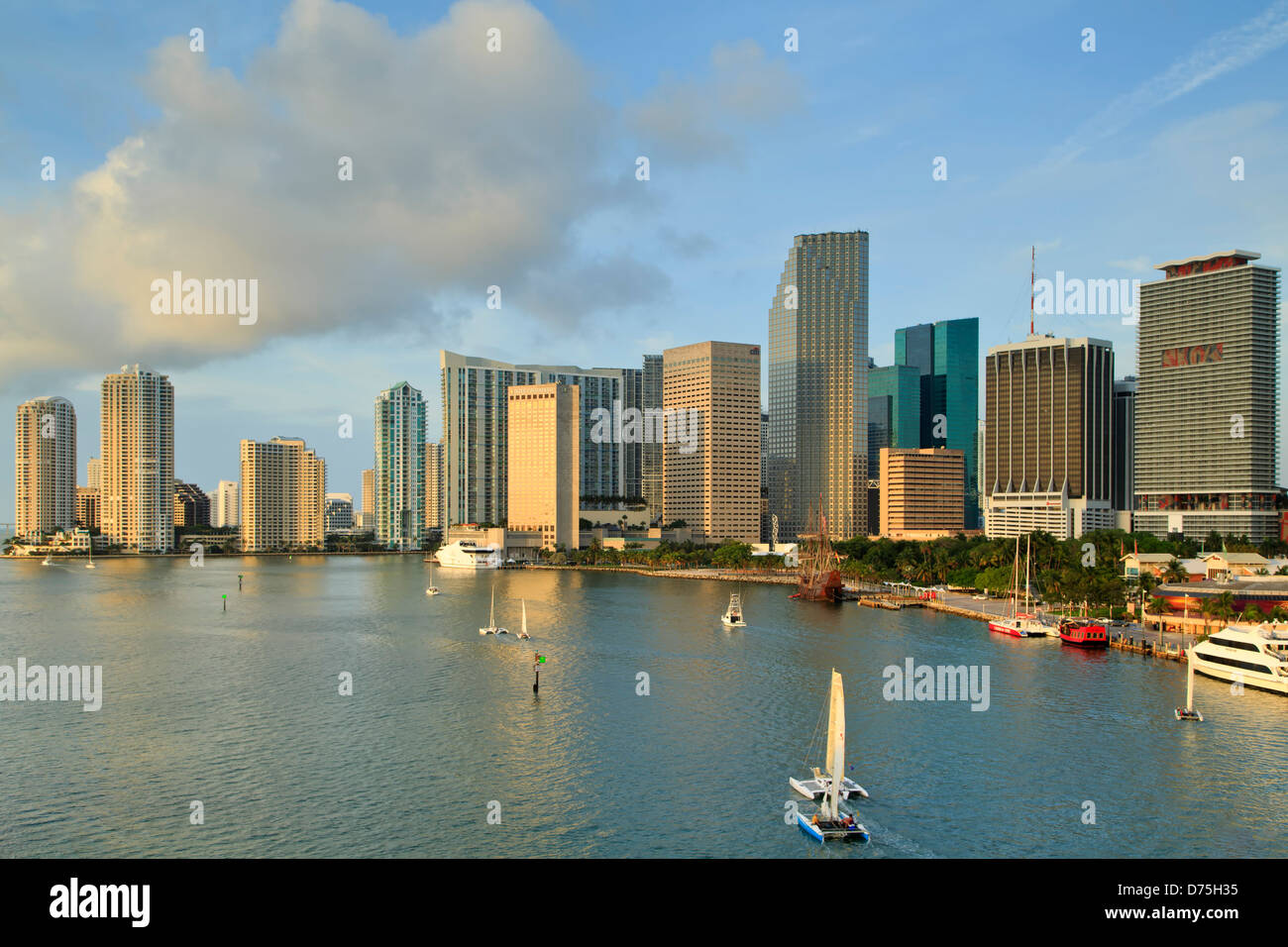 Boote an der Biscayne Bay und Wolkenkratzer, Miami, Florida, USA Stockfoto
