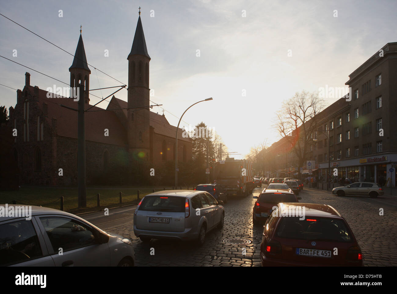 Berlin, Deutschland, während der Hauptverkehrszeit auf die Breite der Straße neben der Kirche Pankow Stockfoto