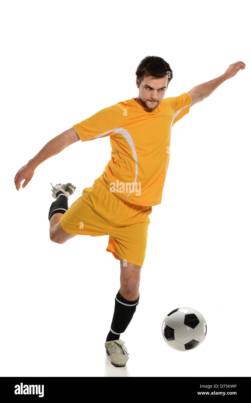 Junge Fußballer treten Ball isoliert auf weißem Hintergrund Stockfoto