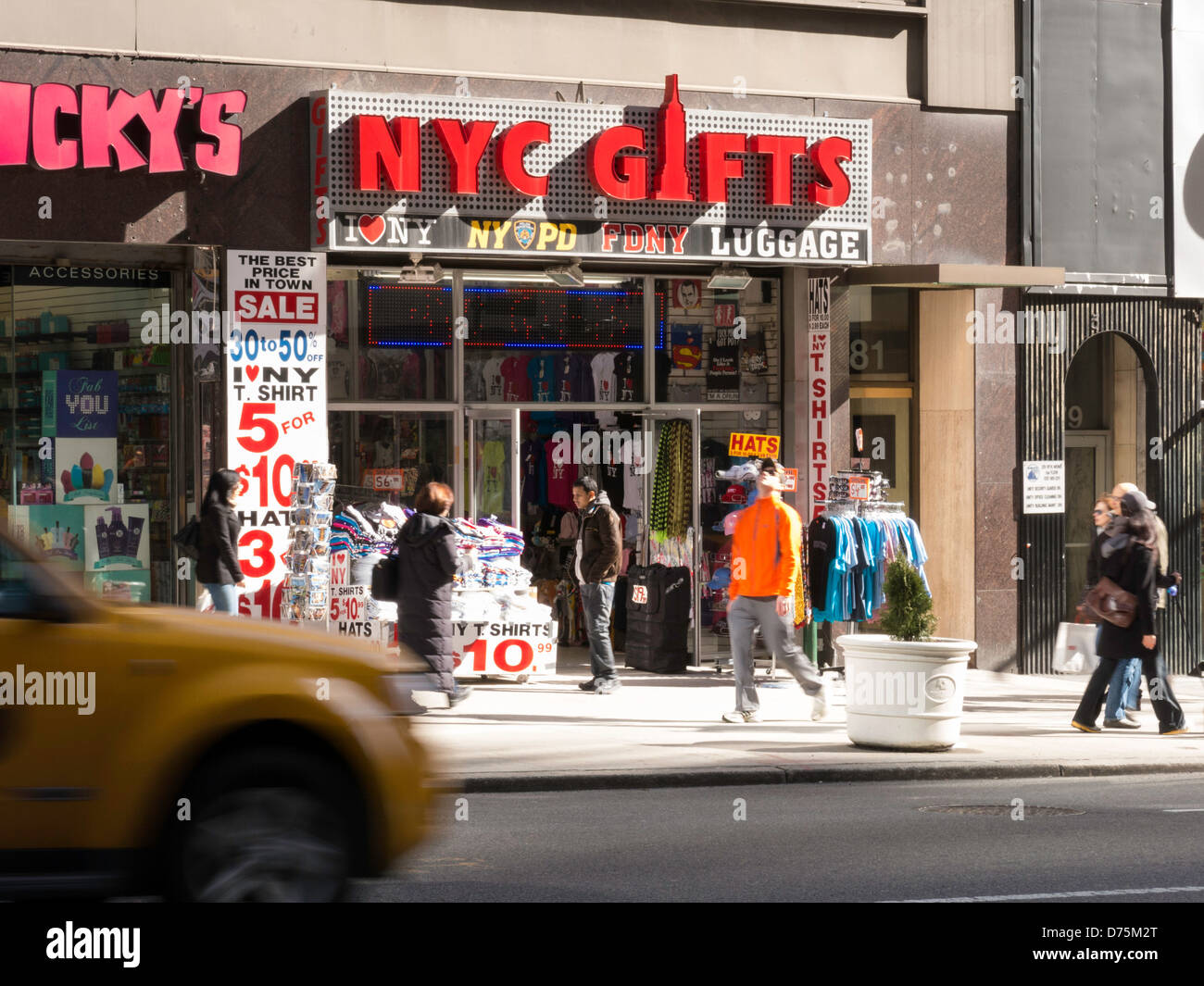 Verkehr vor NYC Geschenkeladen, NYC Stockfoto