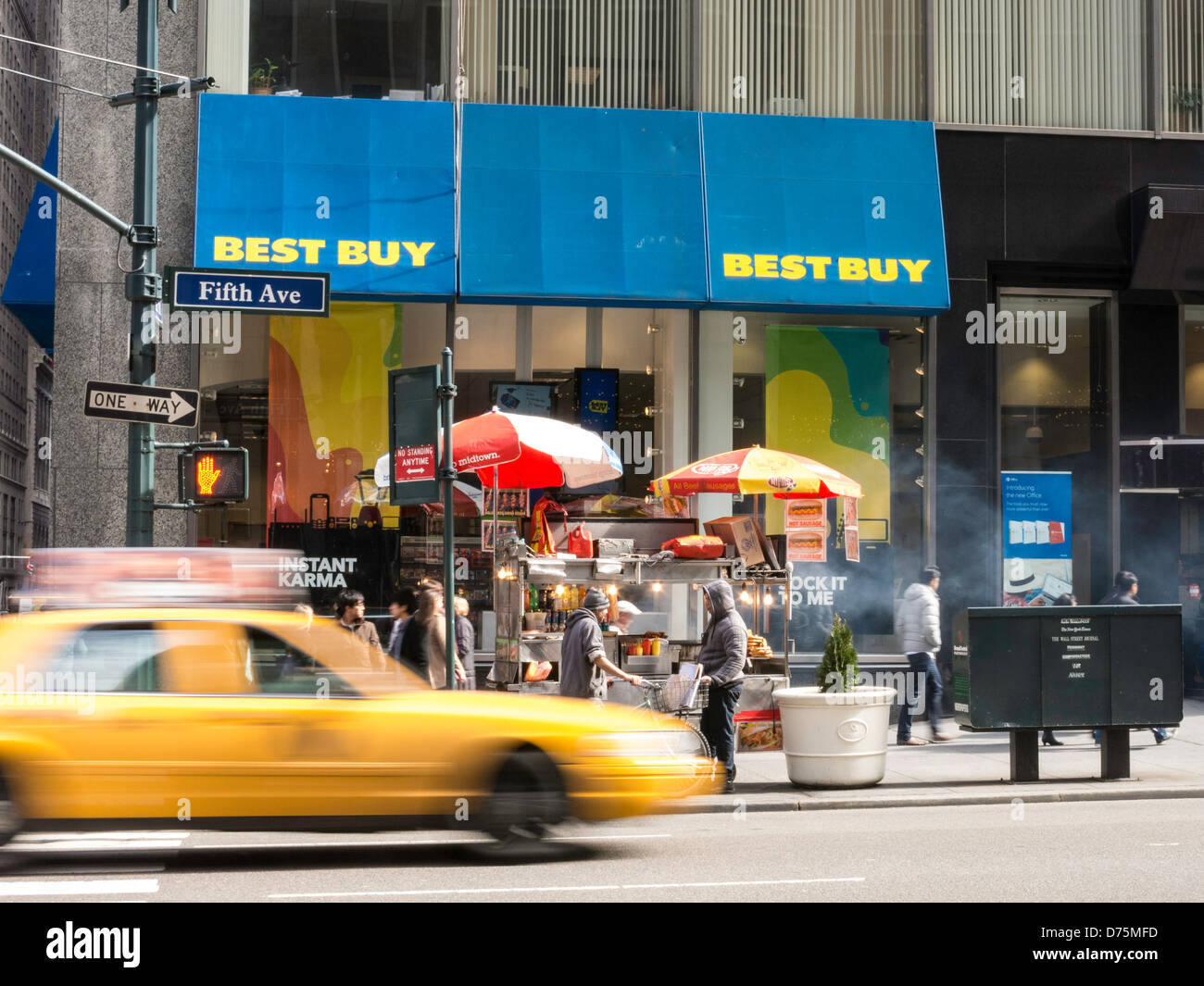 Best Buy Store Fassade, Gehweg und Straßenverkehr, 5th Avenue, New York Stockfoto