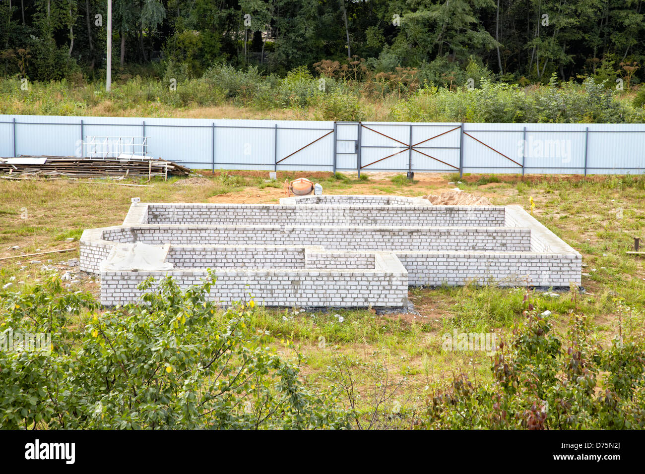 Baustelle mit der Basis des Hauses aus dem Ziegel Stockfoto