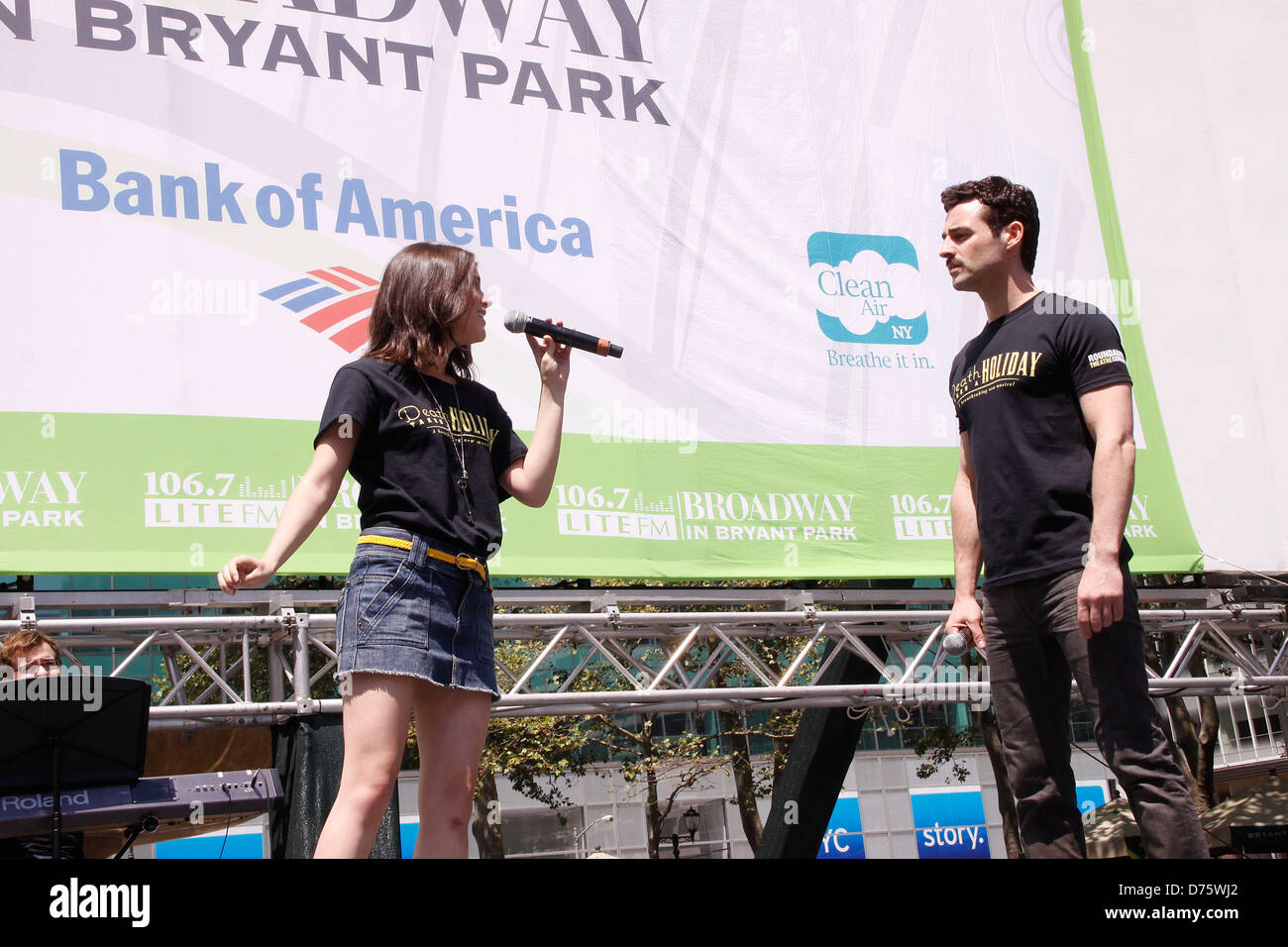 Alexandra Socha und Max von Essen aus Death Takes a Holiday Teilnahme an Broadway im Bryant Park präsentiert von 106,7 Lite FM neu Stockfoto
