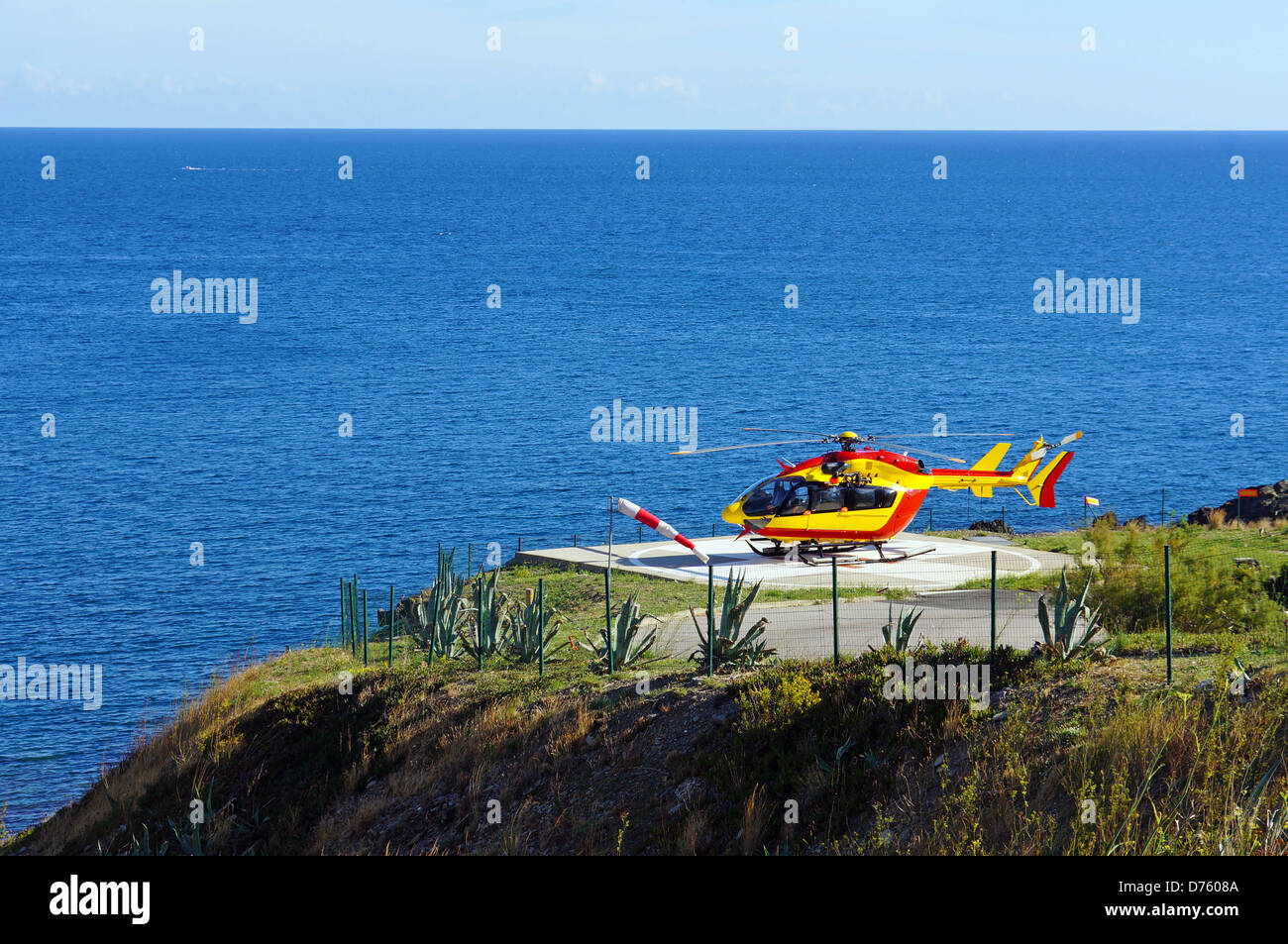 Hubschrauber EC 145 auf einen Landeplatz mit Mittelmeer im Hintergrund, Vermilion Küste, Roussillon, Frankreich Stockfoto