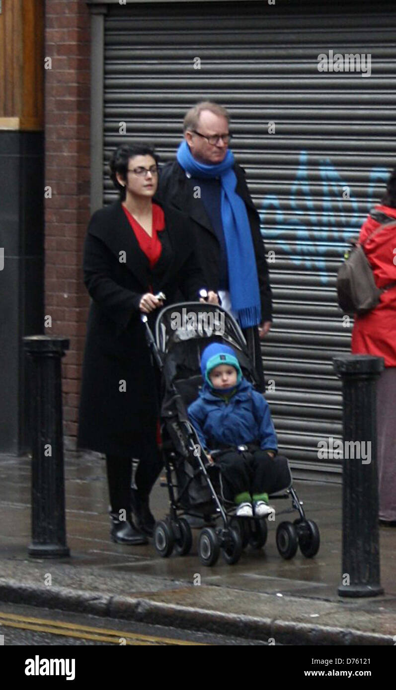 Schwedische Schauspieler Stellan Skarsgard und Frau Megan Everett gesehen unterwegs in Dublin mit ihrem Sohn Dublin, Irland - 04.02.12 Stockfoto