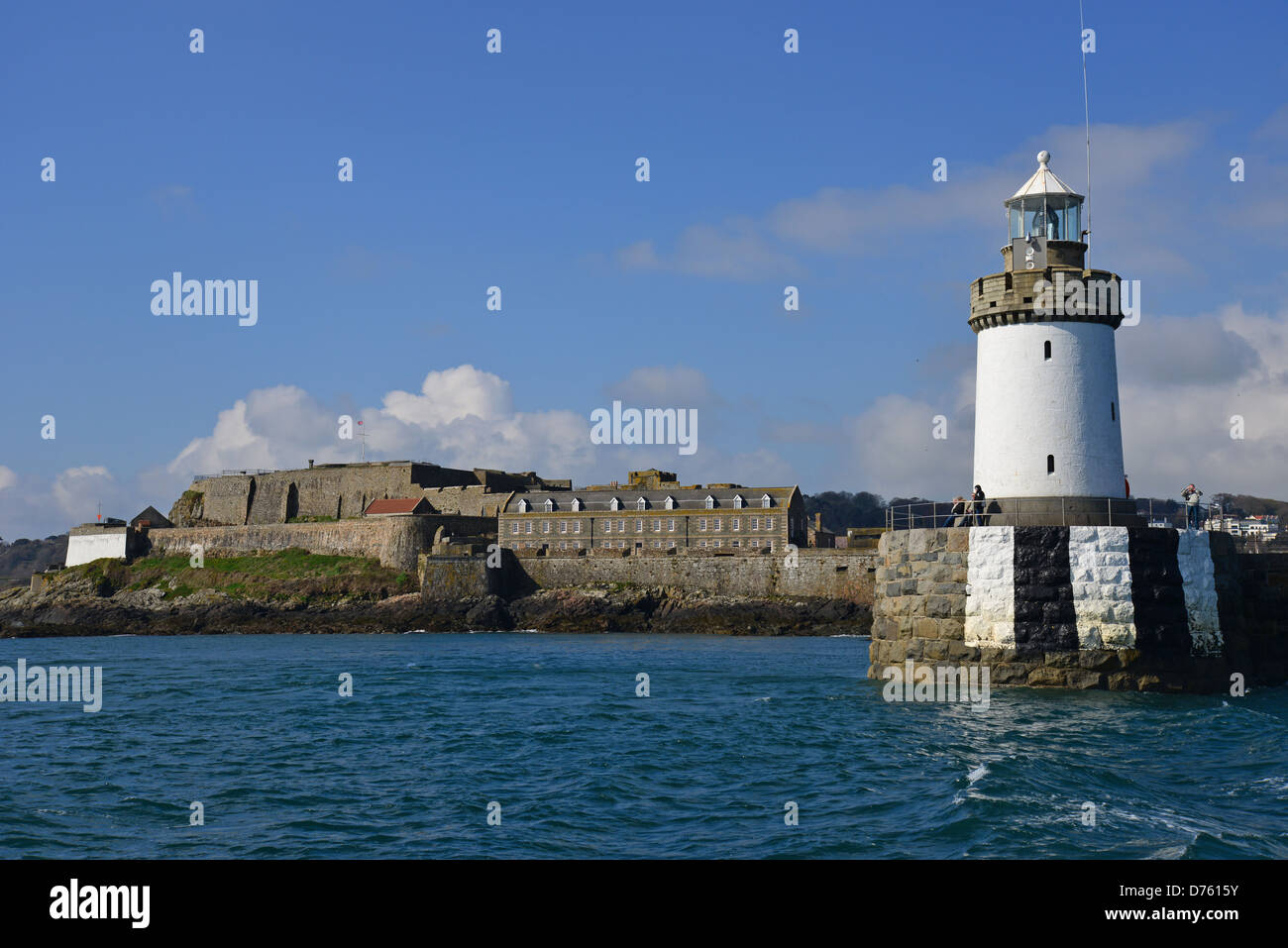 Castle Cornet und Leuchtturm aus dem Meer, Saint Peter Port, Guernsey, Vogtei Guernsey, Channel Islands Stockfoto