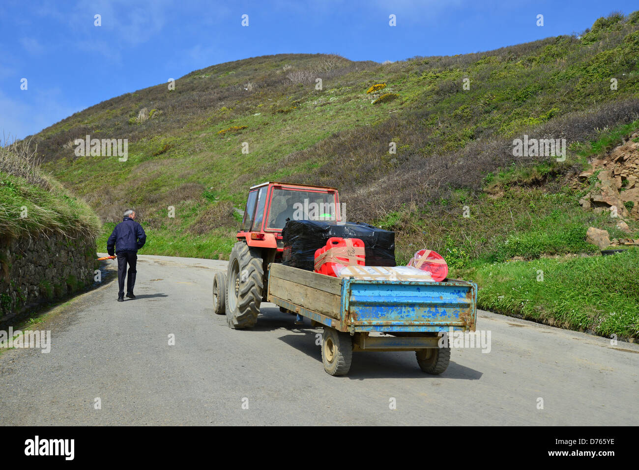 Traktor und Anhänger tragen liefert Harbour Hill, größere Sark, Sark, Vogtei Guernsey, Channel Islands Stockfoto