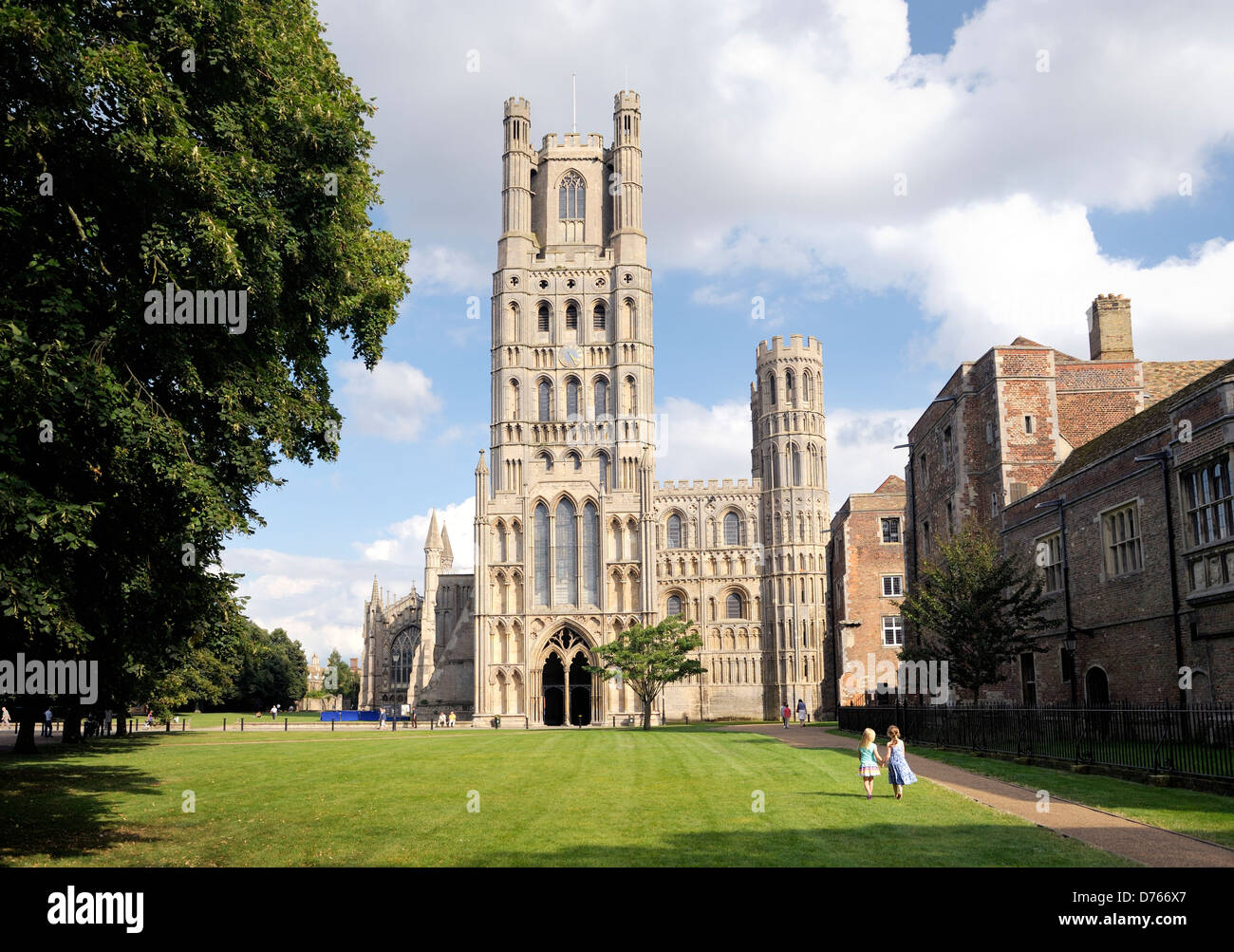 Kathedrale von Ely, Cambridgeshire, England. Über Palace grün, der Westturm und die West-Tür Stockfoto